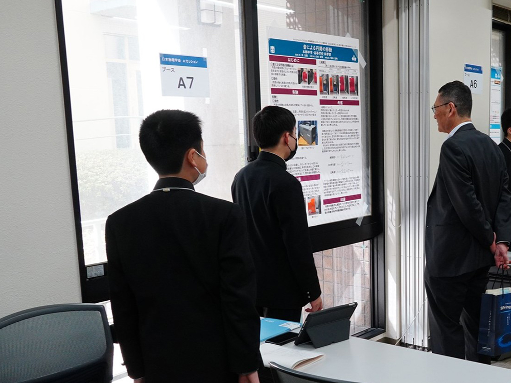最終フォローアップ発表会で会場を巡る様子